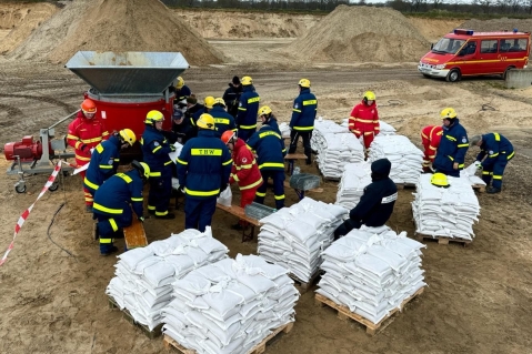 Einsatzkräfte üben Deichverteidigung